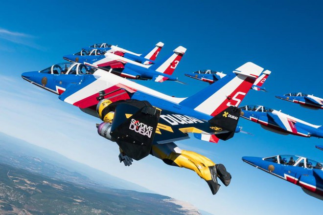 Jetman se je letalom povsem približal.