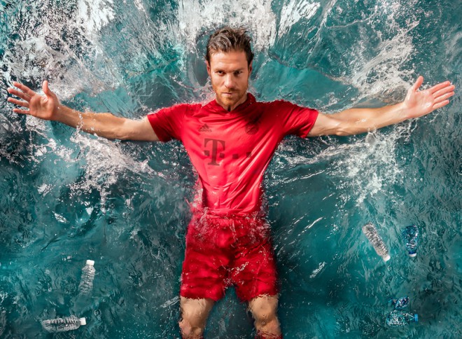 Adidas y Parley también han fabricado camisetas de fútbol a partir de residuos plásticos reciclados que acabaron en el mar.