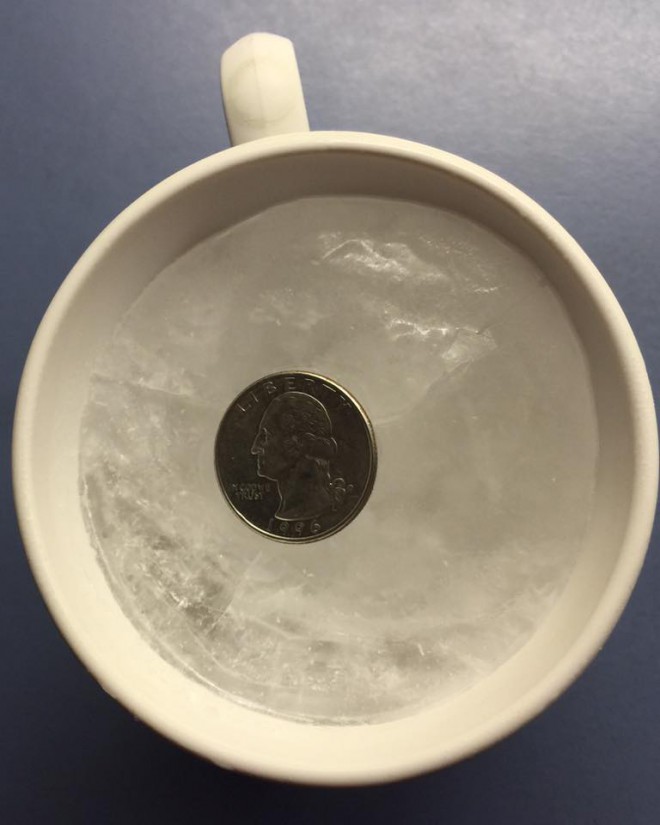 Für diesen einfachen Trick brauchst du einen Becher, Wasser und eine Münze. Foto: Sheila Pulanco Russel Facebook