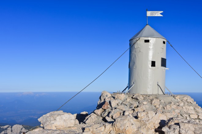 Do stolpa Jakoba Aljaža sta zdaj dva koraka v višino manj.