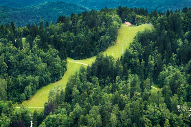 Bled con Straža offre sci, slittino estivo e un parco adrenalinico.