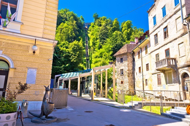 Le funiculaire ferroviaire commence son trajet sur la place Krekov, à quelques pas du marché principal de Ljubljana.