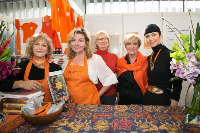 Članice združenja SILA-IWCL na dobrodelnem bazarju (Foto: arhiv združenja SILA-IWCL)