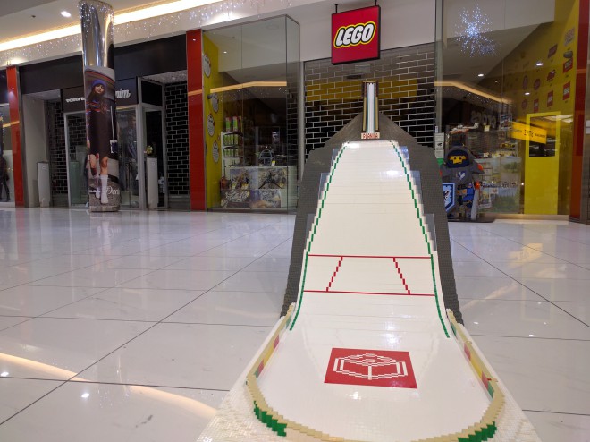En el parque de la ciudad, frente a la tienda oficial de Lego, ha crecido una réplica del gigante montañés hecha con ladrillos Lego.