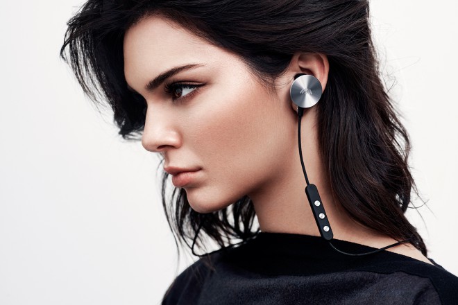 Kendall Jenner so slúchadlami i.am+ BUTTONS.