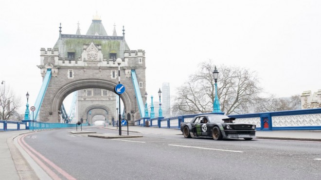 Ken Block je tokrat v družbi Matta LeBlanca kuril gume v Londonu.