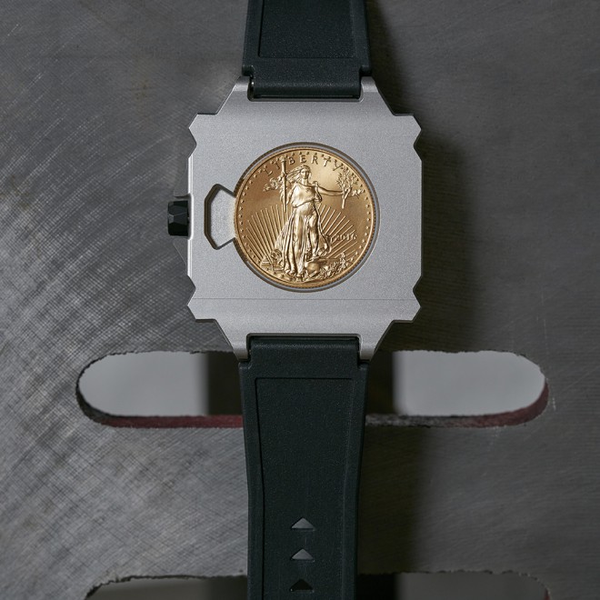 El fondo del reloj esconde una moneda de oro de 14 gramos (foto: Bre&Co.)