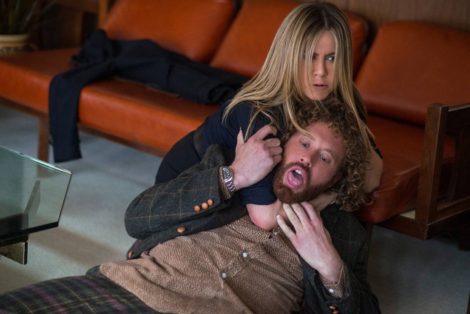 Jennifer Aniston in T. J. Miller v filmu Božična žurka v pisarni.