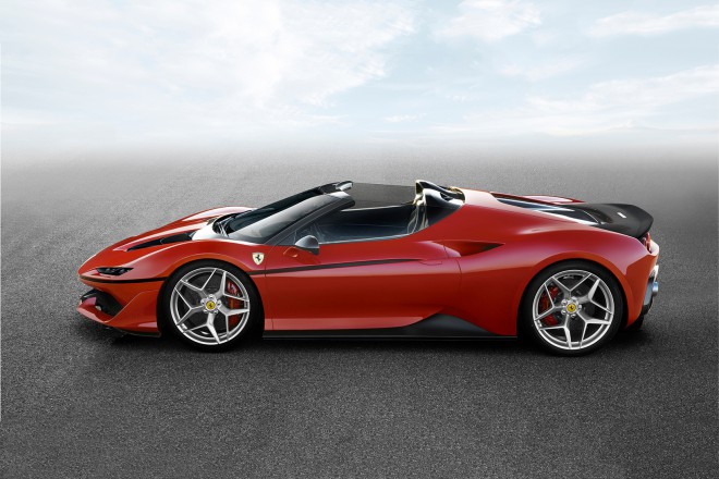 O Ferrari J50 é baseado no 488 Spider.
