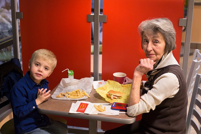 Seniorer vil nu være en del af personalet på McDonald's, ikke bare ledsagere til børnebørn.
