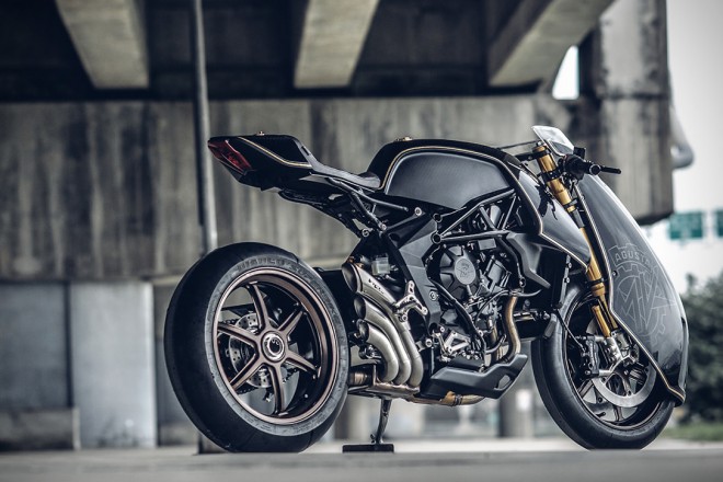 Zlovestný MV Agusta Ballistic Triden.