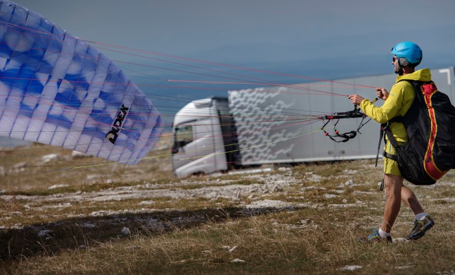 Professioneller Fallschirmspringer und Volvo FH im Hintergrund.