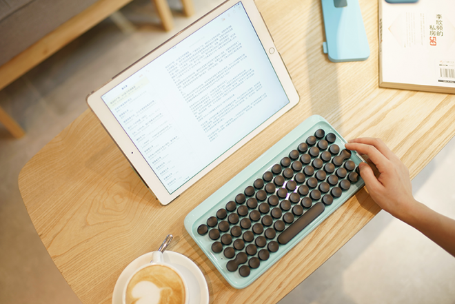 O teclado Lofree oferece uma autêntica experiência de digitação em máquina de escrever.