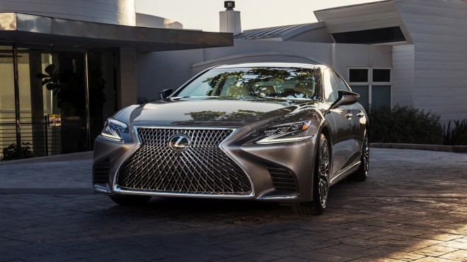 Lexus LS fährt fünfte Runde.