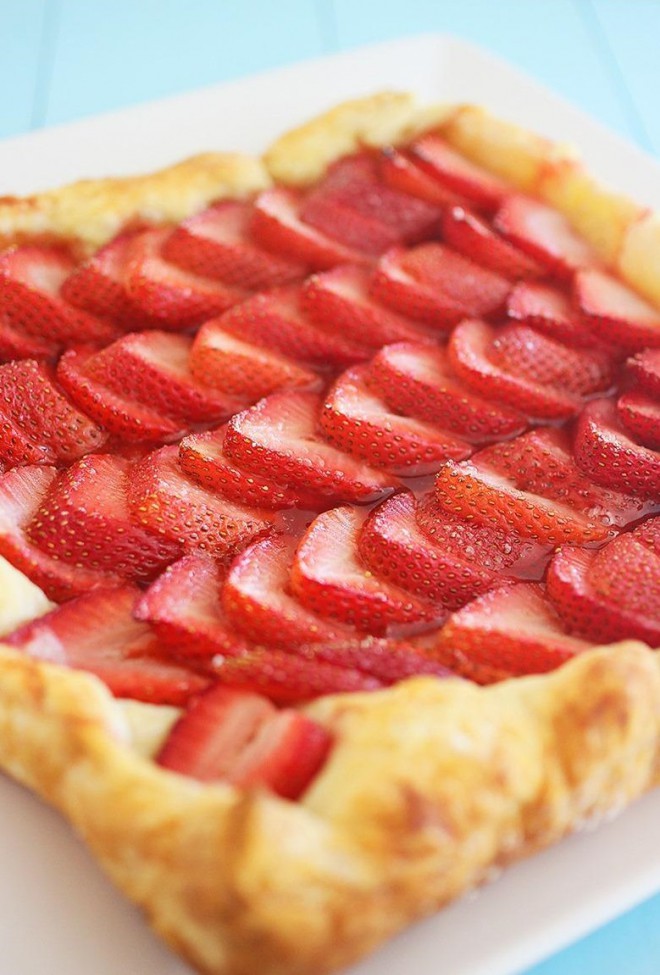 Uma deliciosa torta de morango com três ingredientes
