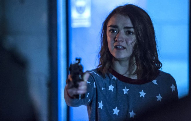 Maisie Williams tokrat namesto meča vihti pištolo.