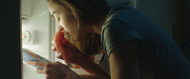Une fois que la jeune Justine a goûté à la viande, elle ne peut plus y résister.