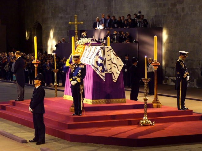 Kraljica mati v Westminstrski palači.