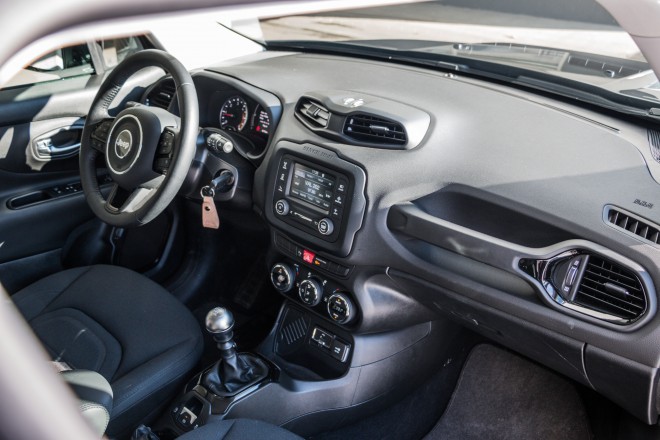Jeep Renegade - المقصورة الداخلية ليست مفرطة، ولكنها لا تزال مثيرة للاهتمام بدرجة كافية بسبب الكثير من التفاصيل. 