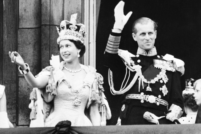 Sveže okronana kraljica Elizabeta II. v družbi princa Filipa