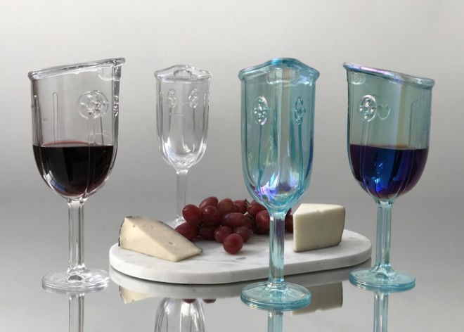 The Wine Glass Mask wine glass offers a completely new wine drinking experience.