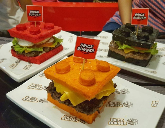 レゴバーガーにはさまざまな色のパンが用意されています。