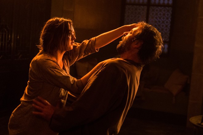 Arya Stark brutalno pokonča Meryna Tranta.