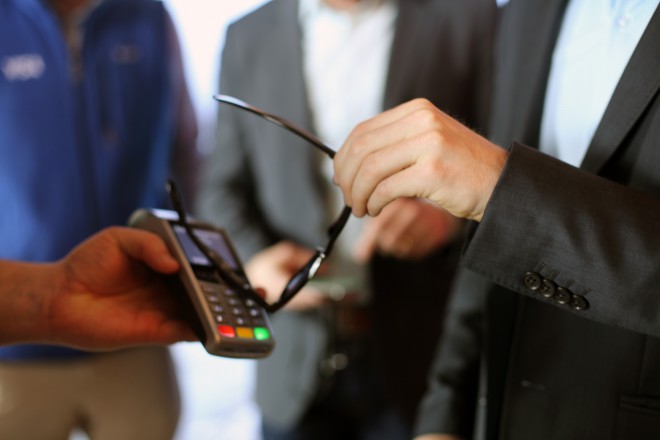 Visa zdaj omogoča tudi plačevanje s sončnimi očali.