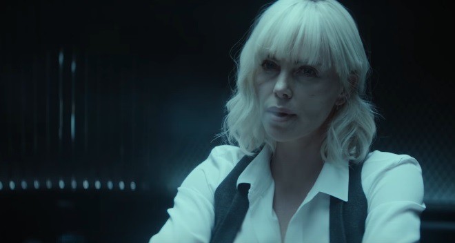 Charlize Theron hraje sexy agentku, se kterou není dobré čistit zuby.