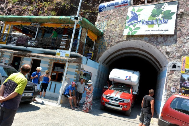 Attraverso il tunnel direttamente alla piattaforma di carico.