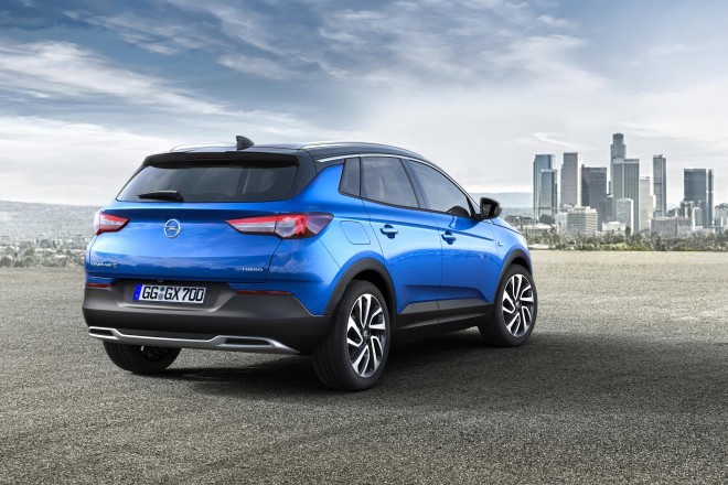 « Avec son attrait tout-terrain, sa position de conduite surélevée, son excellente visibilité panoramique, son entrée et sa sortie faciles et son grand espace de bagages, l'Opel Grandland X convient parfaitement à un style de vie actif et moderne », écrit Opel.