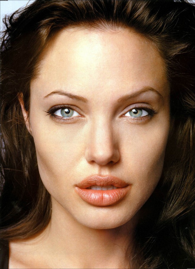 Angelina Jolie: večje polne ustnice