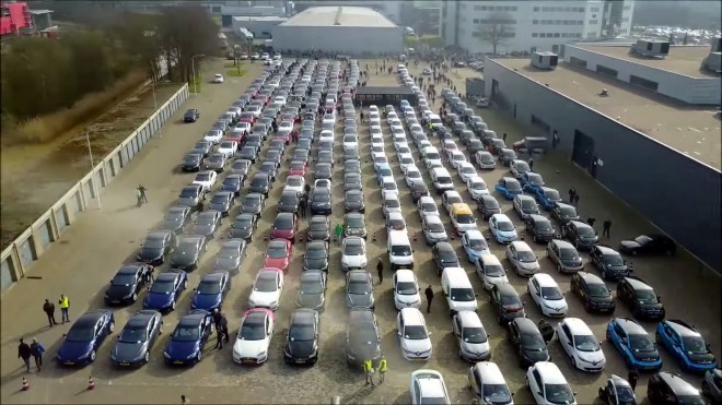 Un fleuve de véhicules électriques.