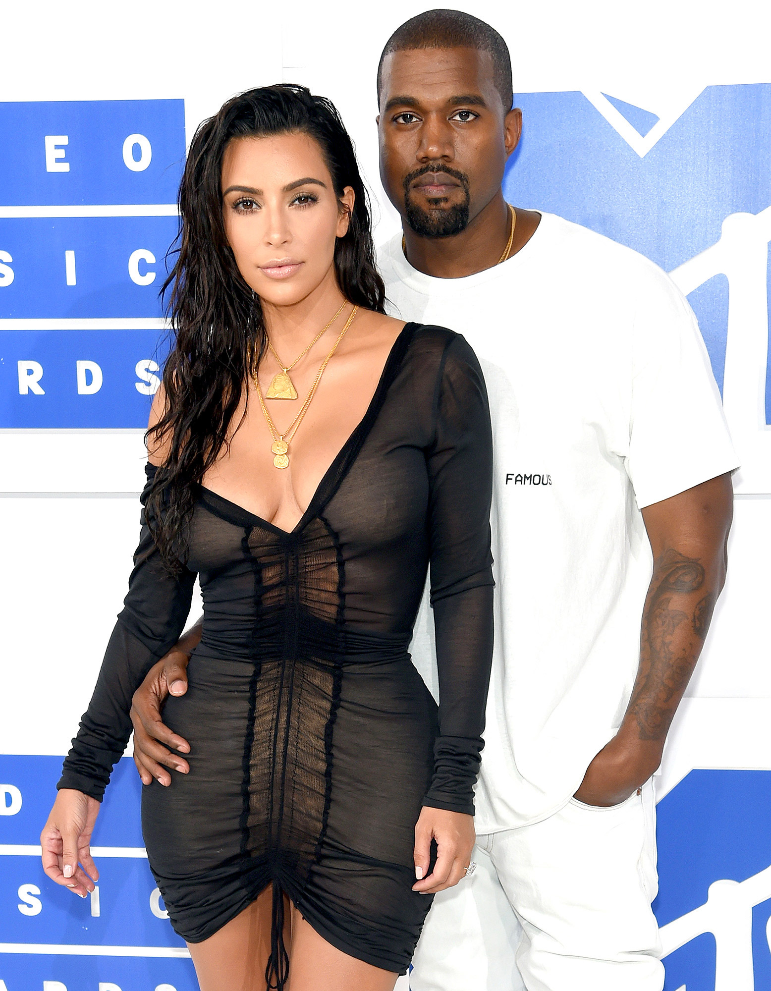 Yeezyジュエリーを身に着けたキム・カーダシアン