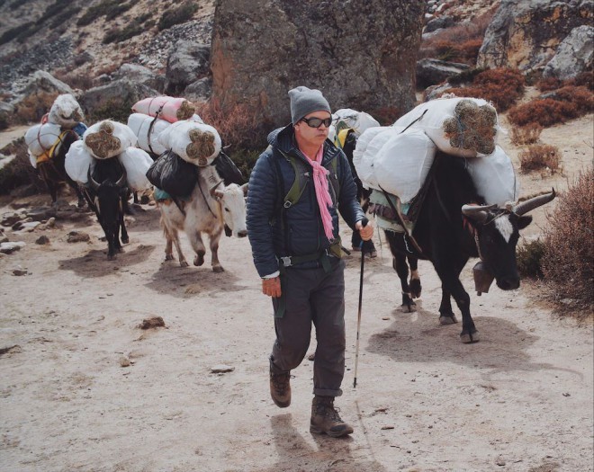 Paul Oakenfeld na poti na Everest.
