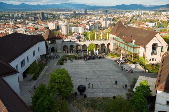 Ljubljanski grad vabi v svoj objem.