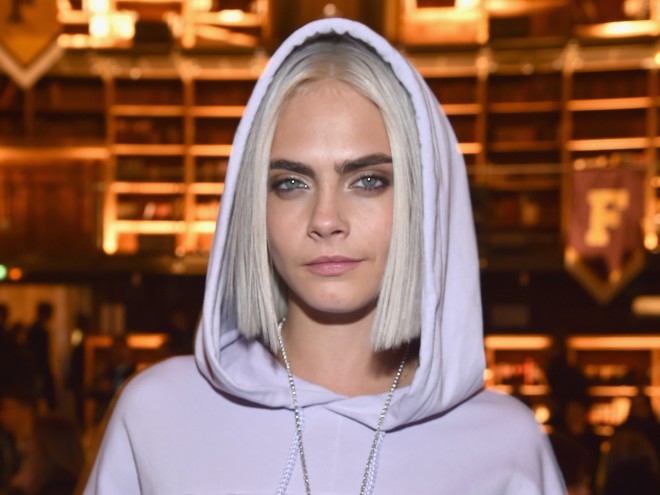 Cara Delevingne não tem mais aquele penteado.