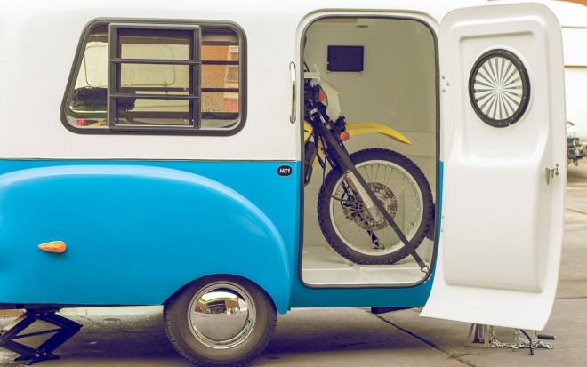 Se puede utilizar como remolque de carga. ¡Esto es posible gracias a su diseño modular y su puerta trasera! 