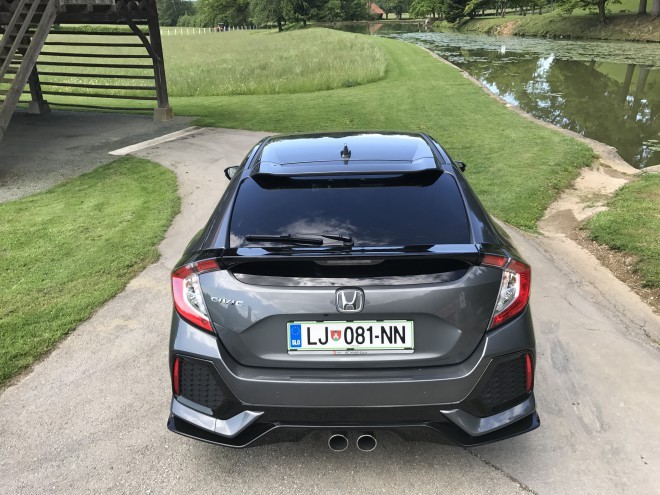 Bak er det gjemt sjenerøse 478 liter. NYE HONDA CIVIC 2017