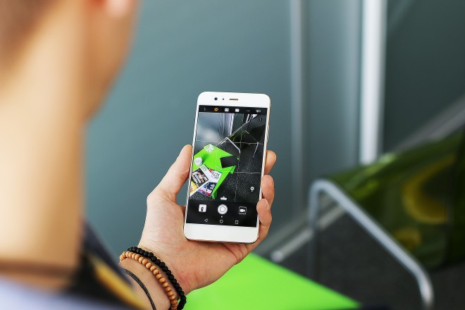 Huawei P10 - precej velik, a vseeno ne prevelik telefon. 