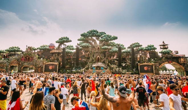 Tomorrowland je znan po svojih pisanih scenah