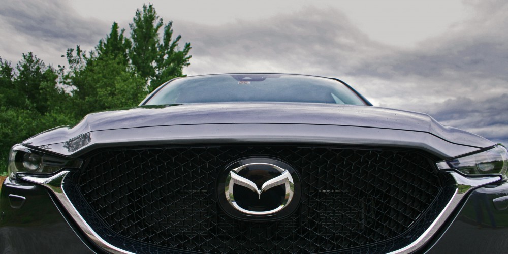 Najbolj opazna in vpijoča je prednja maska, z izrazitim Mazda logotipom.