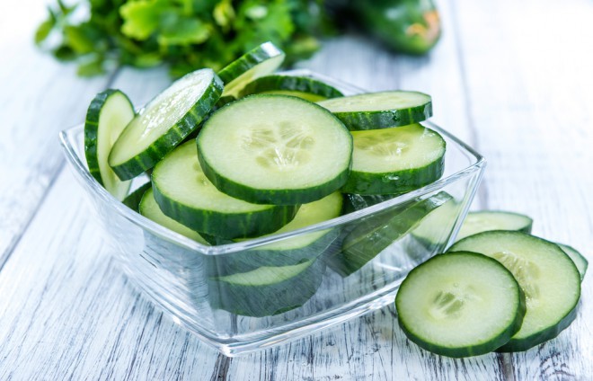 Se supone que los pepinos drenan el agua del cuerpo. 