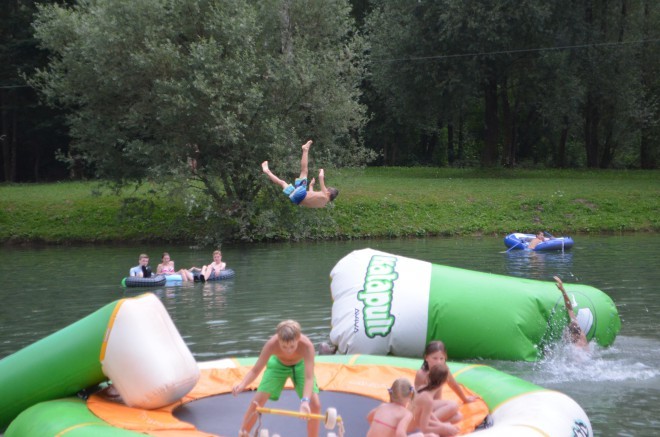 Kühlen Sie sich im Naturschwimmbad im Camp Menina ab. 