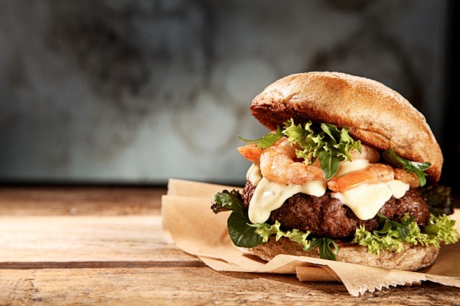 Privoščite si okusen burger in bodite dobrodelni. 