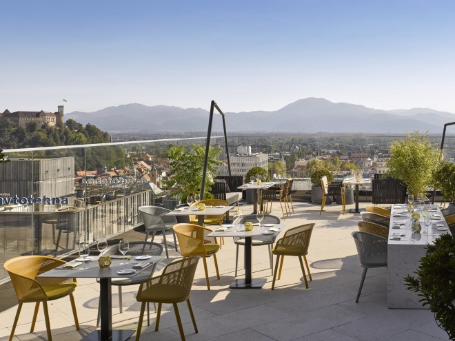 V B-restaurant&bar je na meniju tudi razgled.