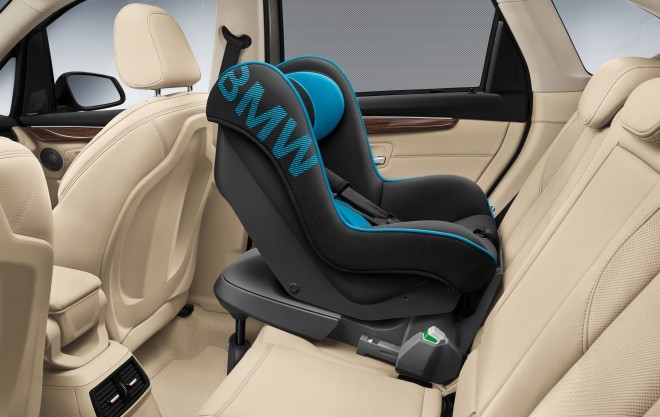 سوف ينبهر الآباء الصغار بنظام ISOFIX لتثبيت مقاعد الأطفال.