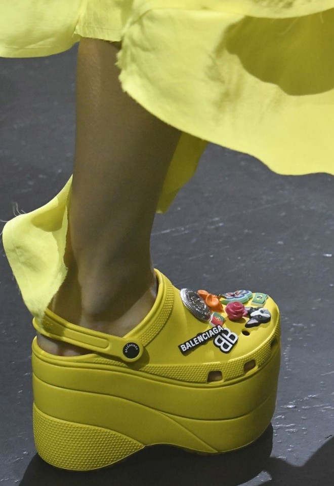 Balenciaga presenteerde 'crocs' zoals je ze nog nooit eerder hebt gezien. 