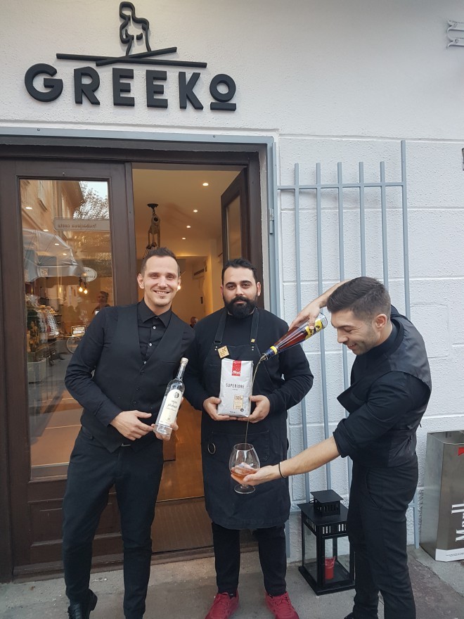 Den greske restauranten og kafeen ble åpnet av tre unge grekere. (Fra venstre til høyre: Theo, Takis og Milton)