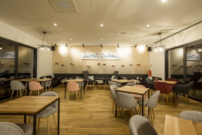 Café Lokus lädt Sie mit seiner warmen Atmosphäre ein. 